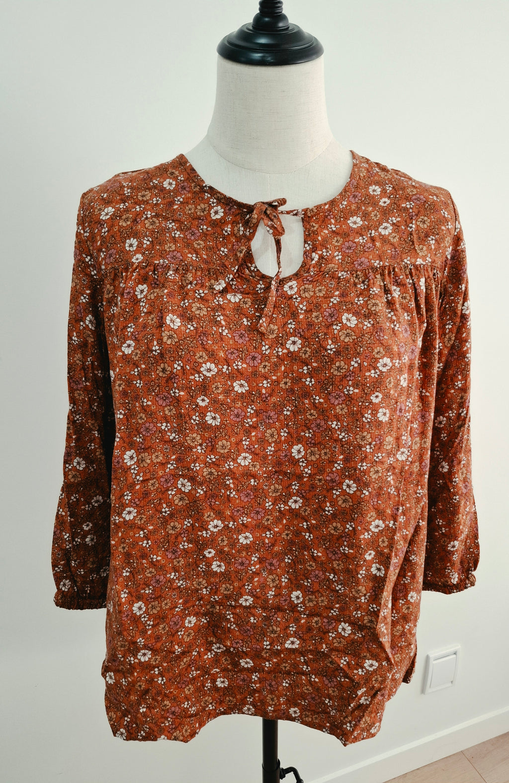 Floral peasant style top with neck tie H&H brand